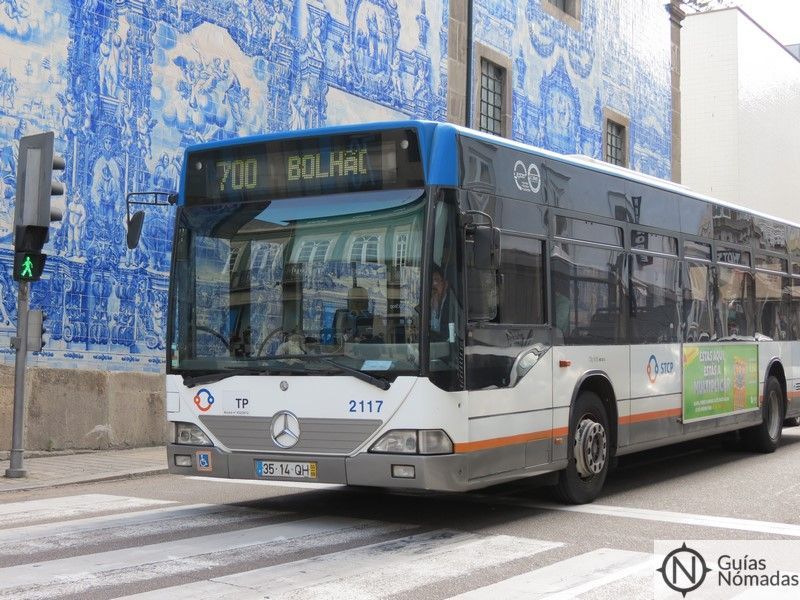 Autobús junto a la Capela das Almas
