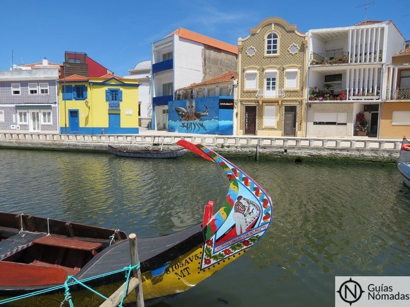 Un barco moliceiro en Beira Mar